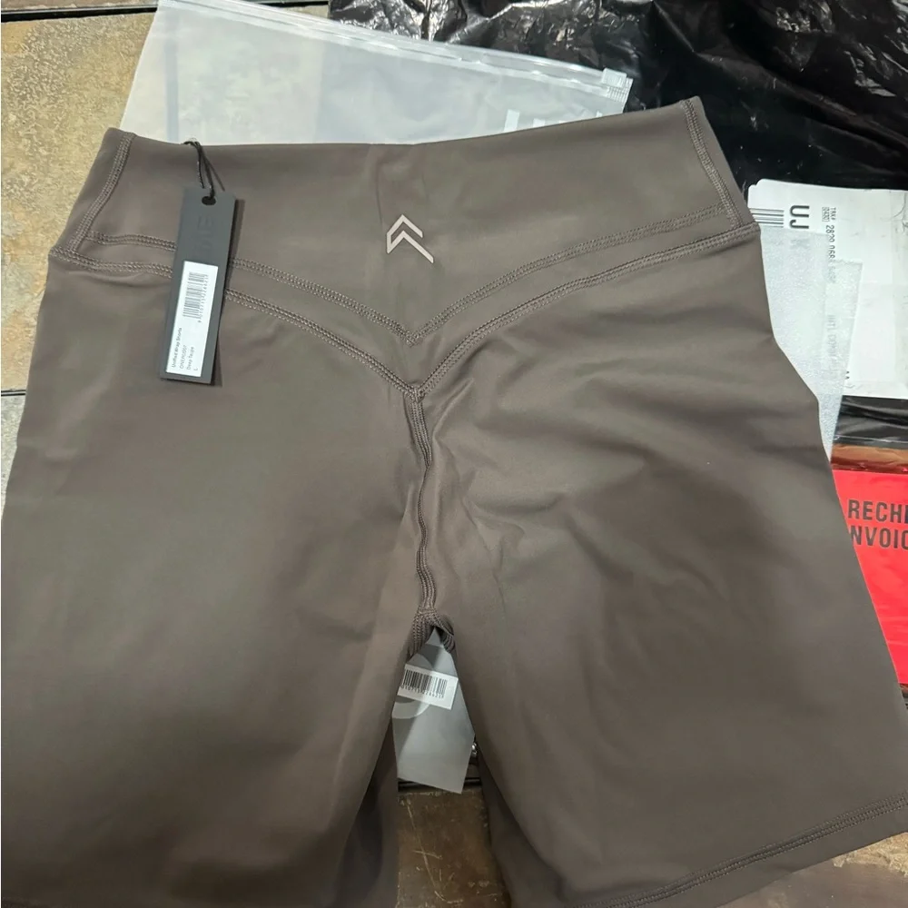 Oner Active Deep Taupe Unified Wrap Shorts 6” LARGE NWT - Picture 3 of 4
